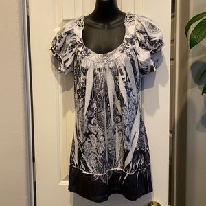 Black, white, gray tee with banded waist and crocheted back